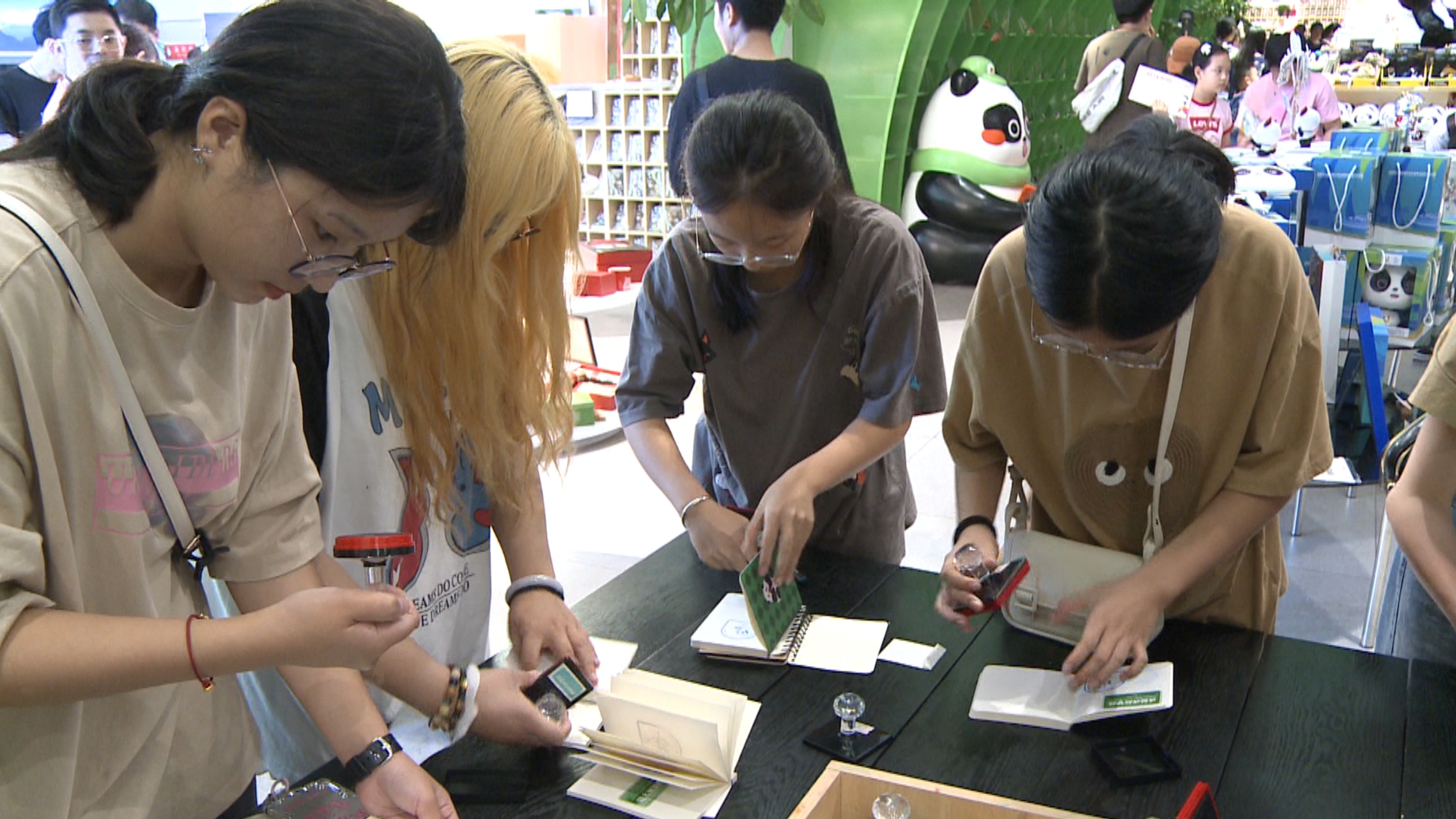 天府融媒看大运丨@“盖帮人” 大运纪念章你get了吗？