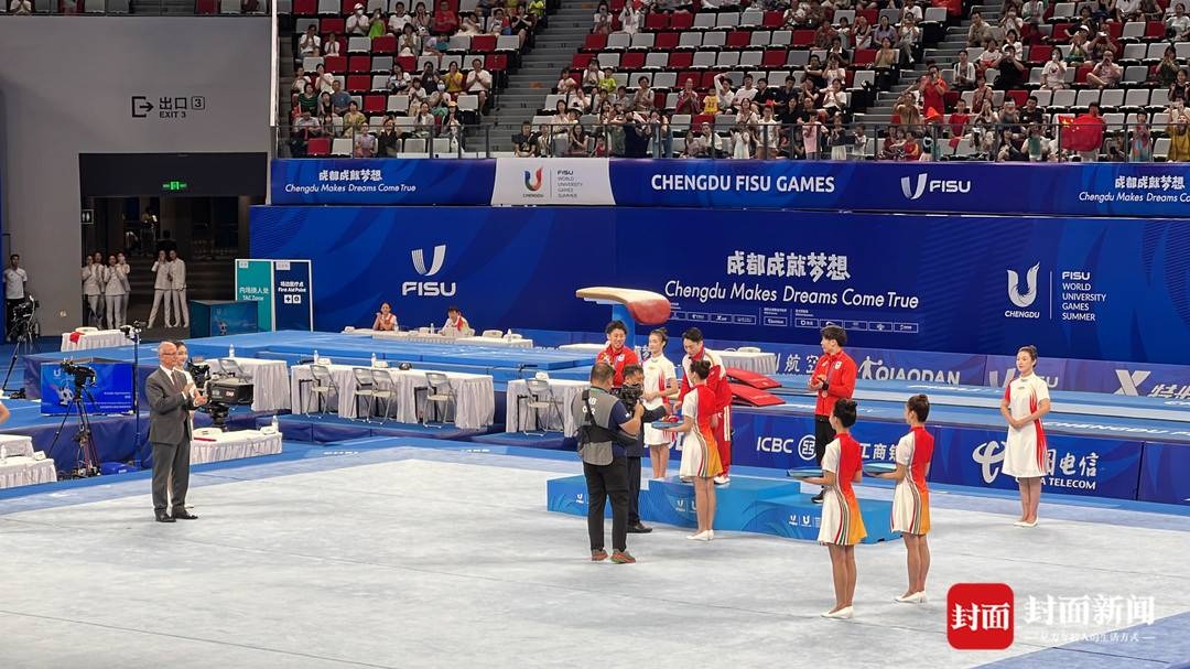 天府融媒看大运｜现场特写：最特殊的颁奖嘉宾：父亲为儿子颁奖，邹敬园说“很想哭”