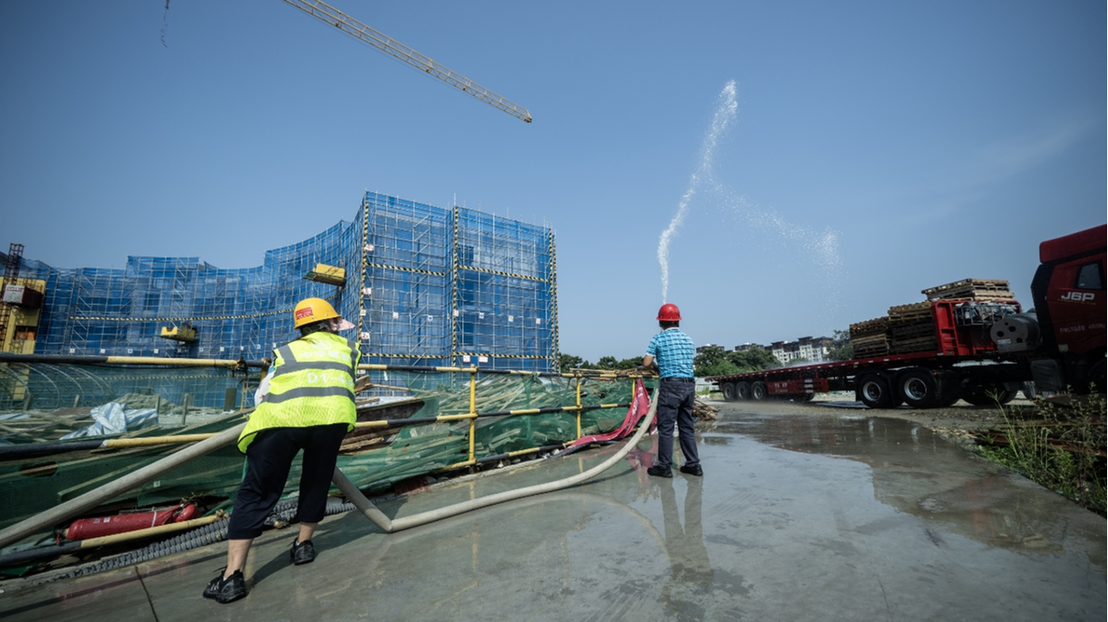 高温下的坚守丨建筑木工：用汗水浇筑城市未来