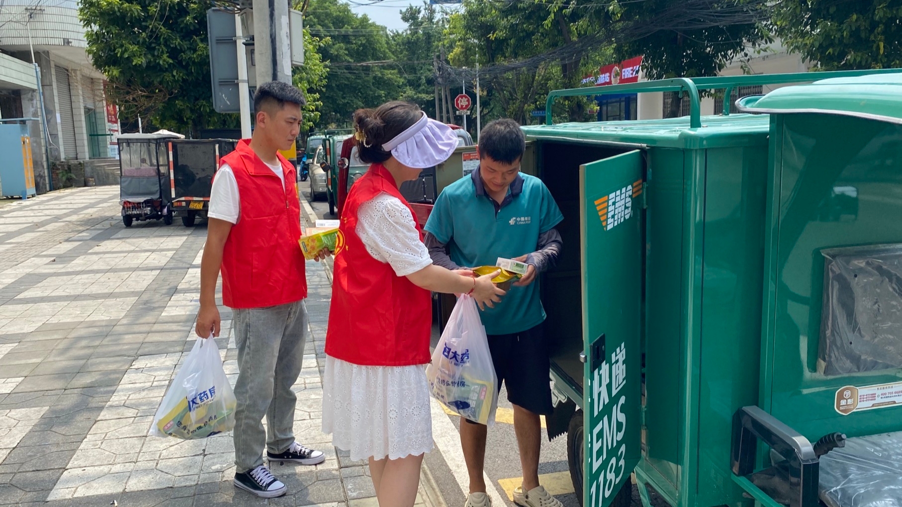 夏季送清凉！温江为户外劳动者撑起避暑“绿荫”→