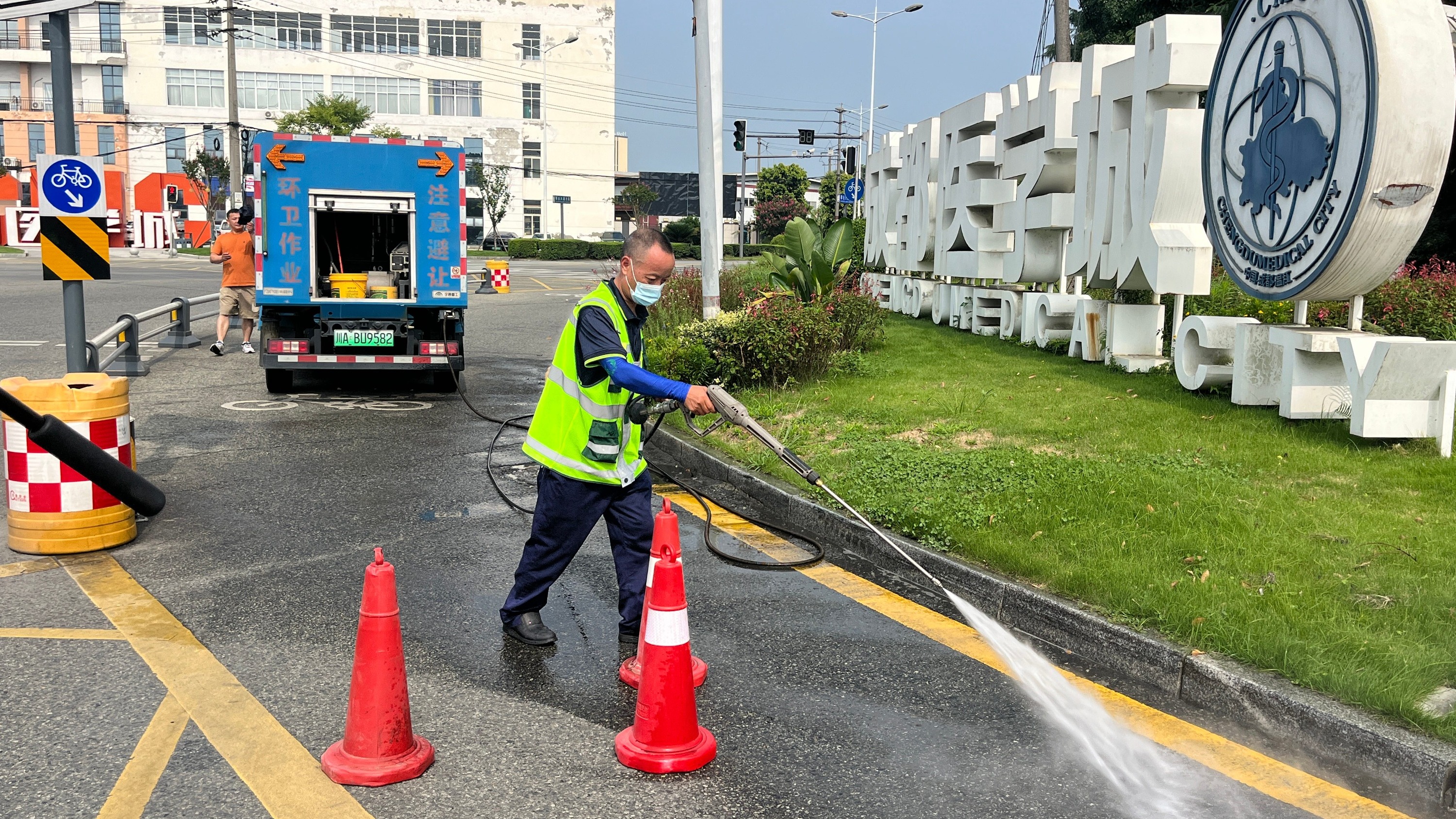 街巷间的“城市美容师”​用汗水守护城市“颜值”