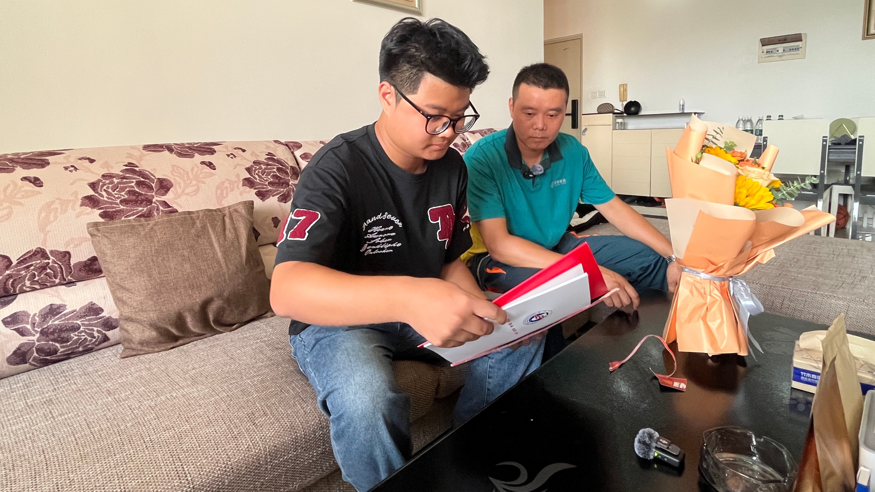 惊喜！快递员父亲送来大学录取通知书→