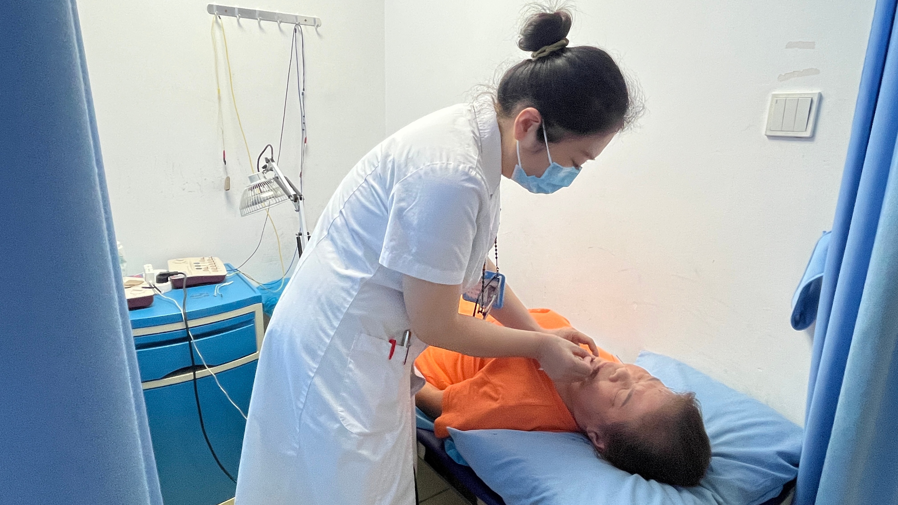 “一根针、一辈子、一颗心!”温江“医六代”李杜非的36年仁心坚守