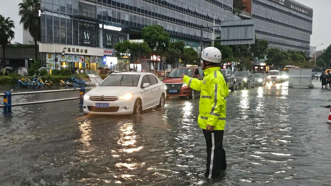 暴雨中，他们在坚守→