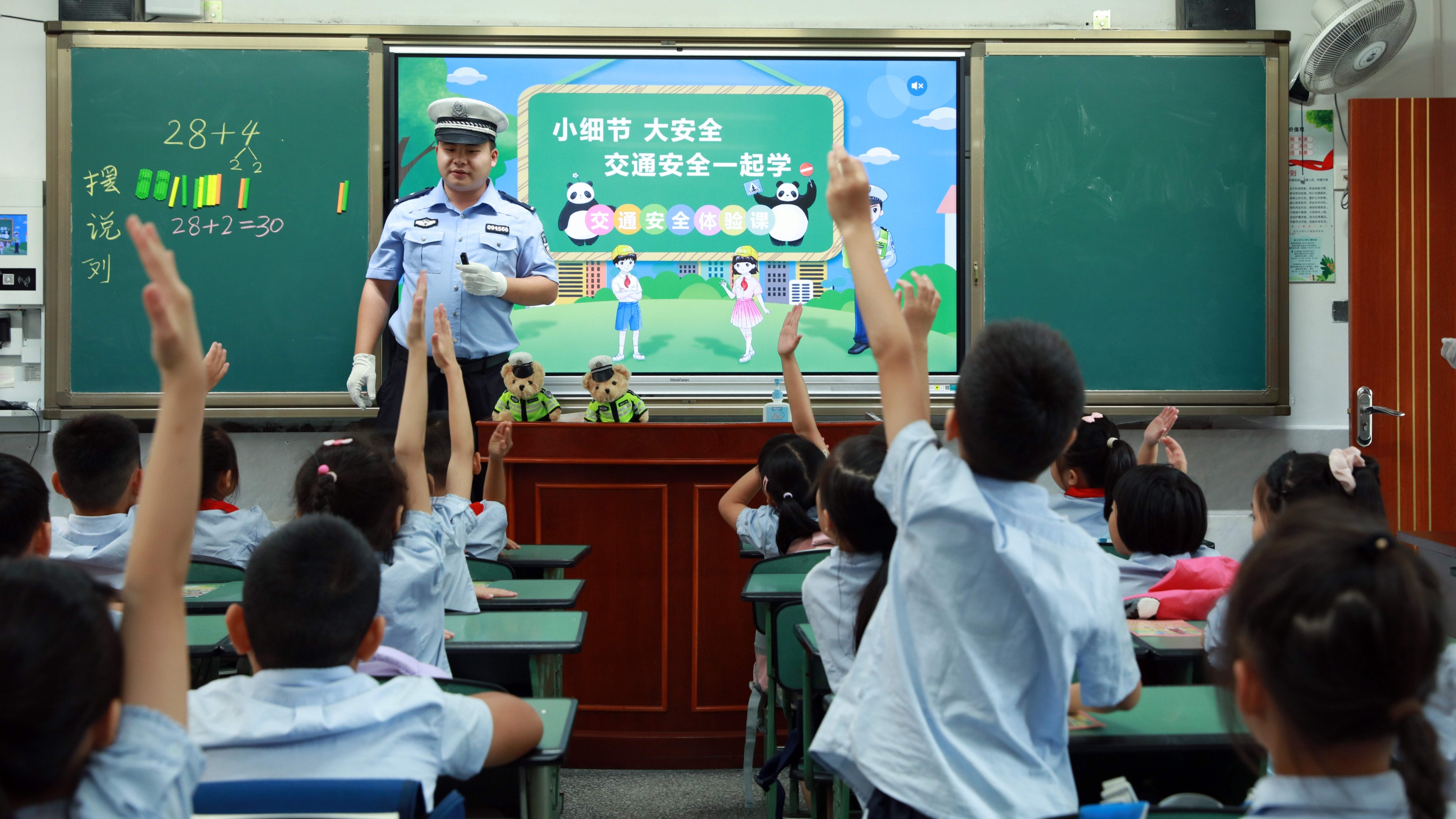护航开学季 温江交警敲响交通安全“上课铃”