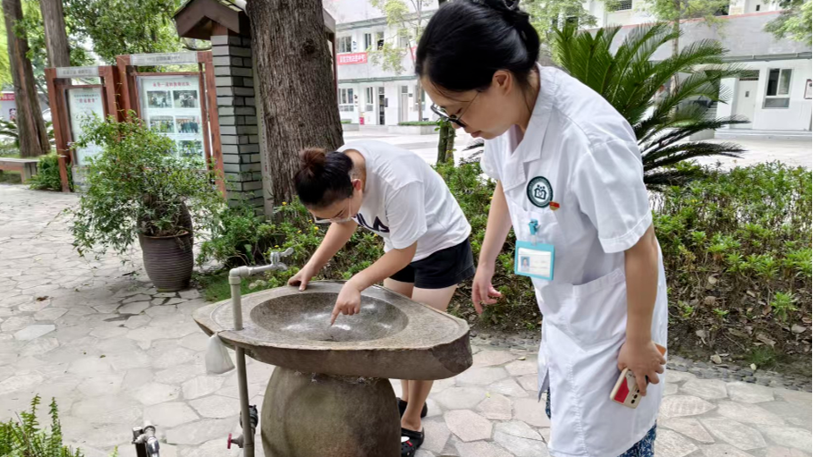 温江区开展校园防蚊专项指导 护航师生健康