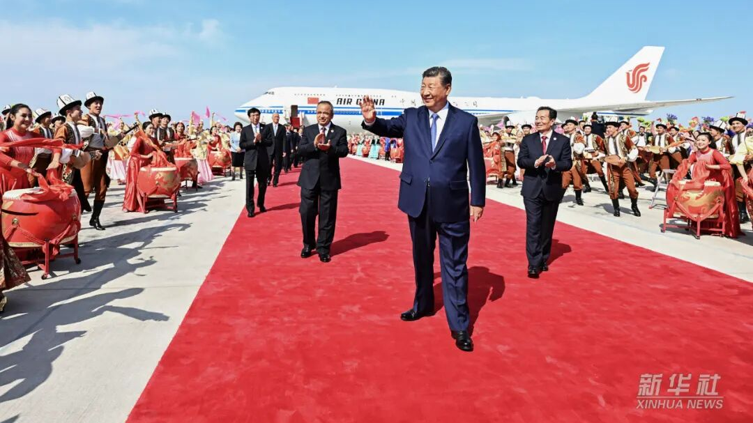 习近平率中央代表团抵达乌鲁木齐出席新疆维吾尔自治区成立70周年庆祝活动
