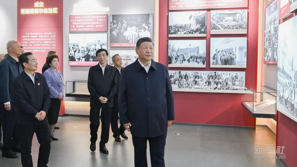 习近平参观新疆维吾尔自治区成立70周年主题成就展