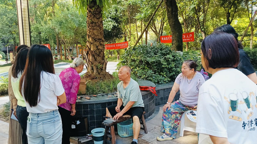 便民服务送温暖，清泉社区庆国庆迎中秋邻里文化节办进居民心坎里