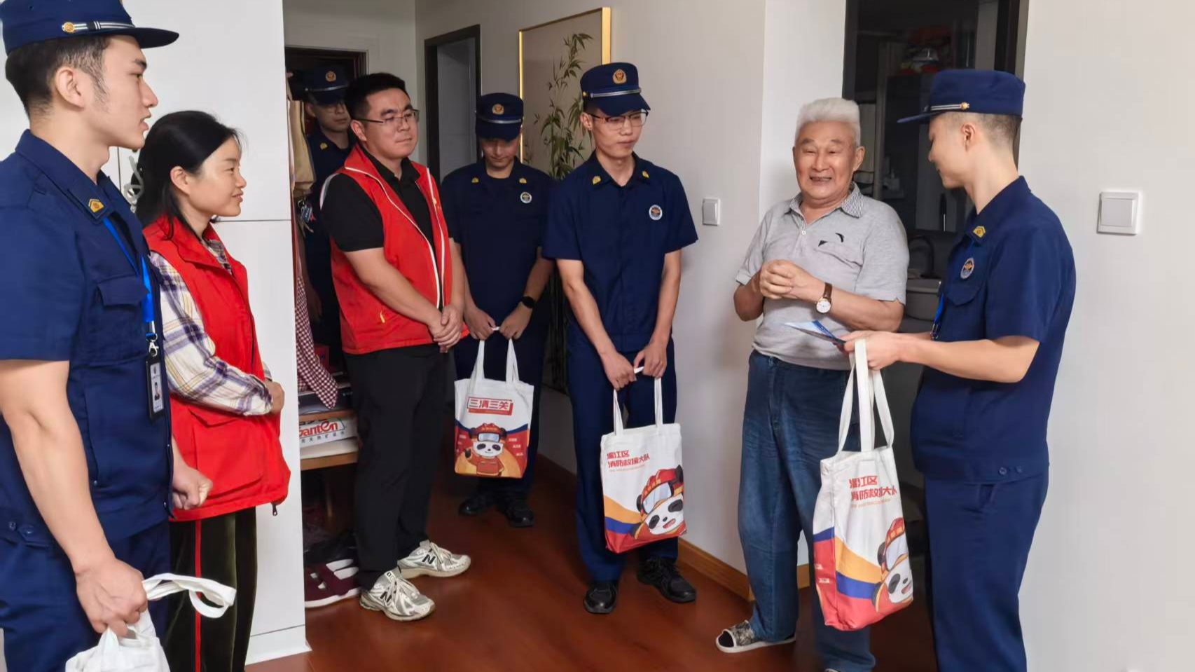 筑牢居家消防安全防线！温江消防联合柳城街道开展关爱行动