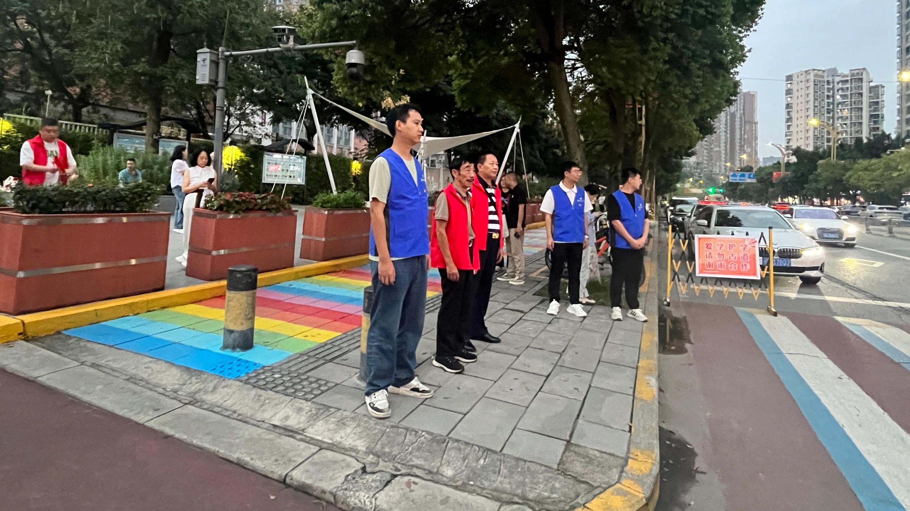 共筑“彩虹护学路” ，花土社区构建校社企协同机制守护学生平安