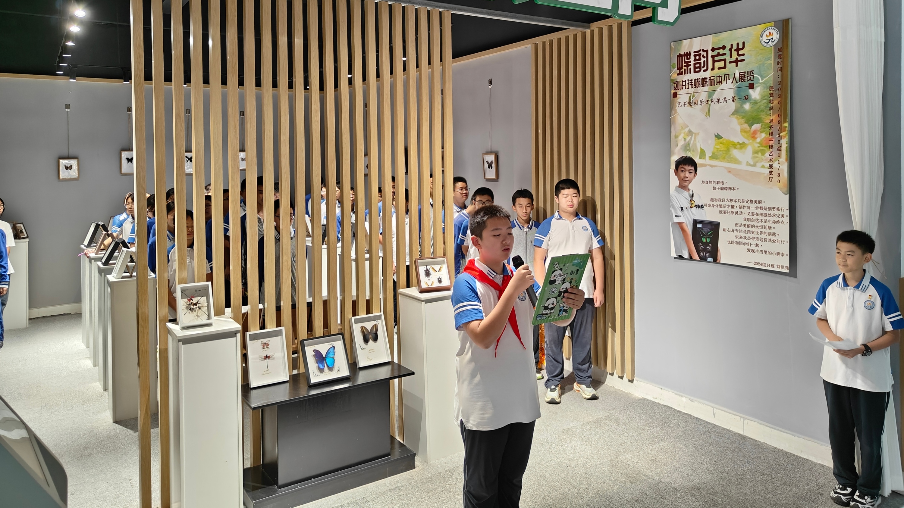 让学生带着热爱前行，学校为他举办个人作品展