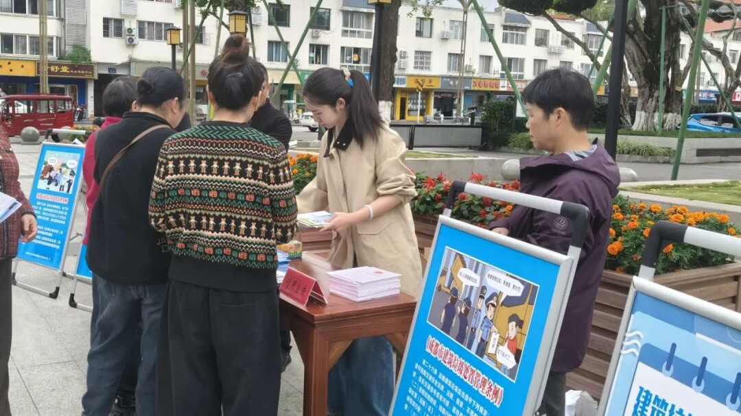 送“法”到身边，城市管理普法宣传走进温江公园