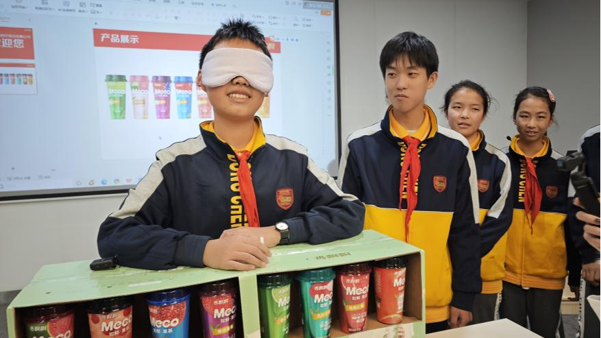 发车！“食安巴士”载着师生实地探秘食品安全