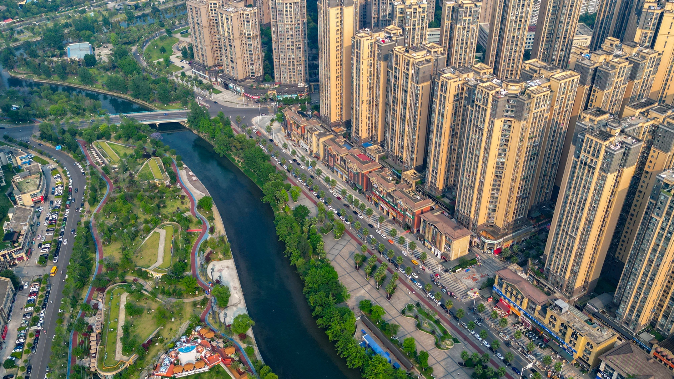 温江区食品安全委员会2025年全体会议暨质量强区建设工作推进会举行