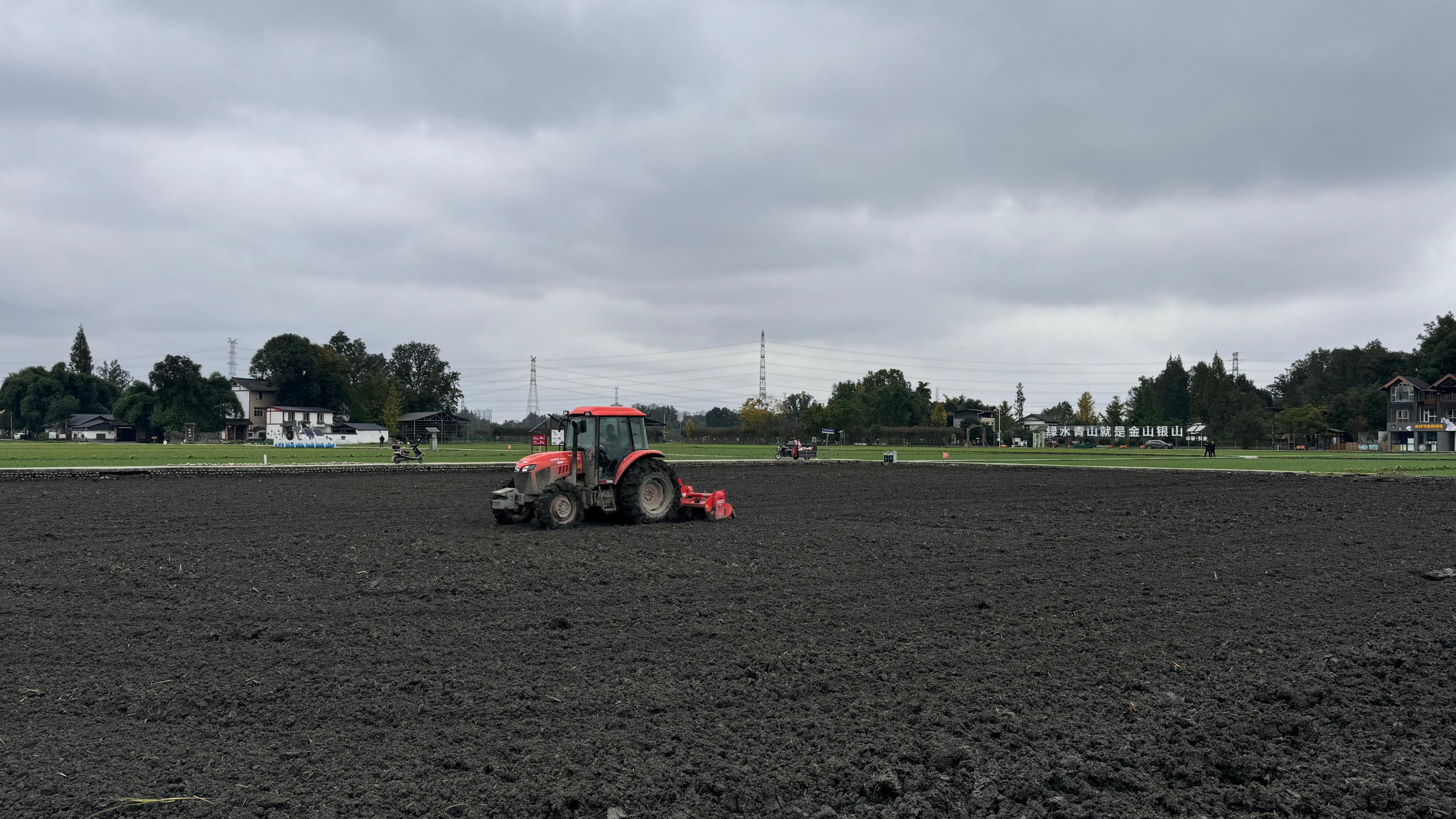 抢农时忙秋播，种下来年好“丰”景