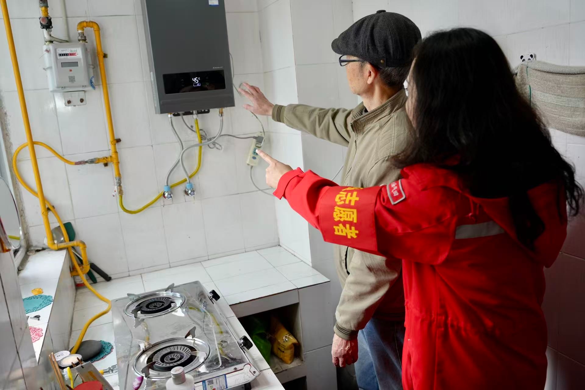 “温江美气”送温暖  七旬老人用上热水器