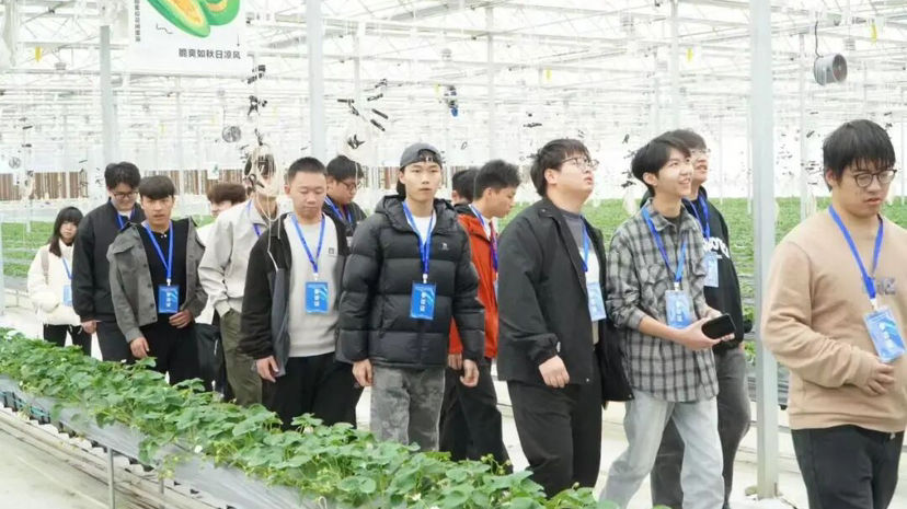 高校学子走进温江企业感知发展，沉浸式体验助力职业启航