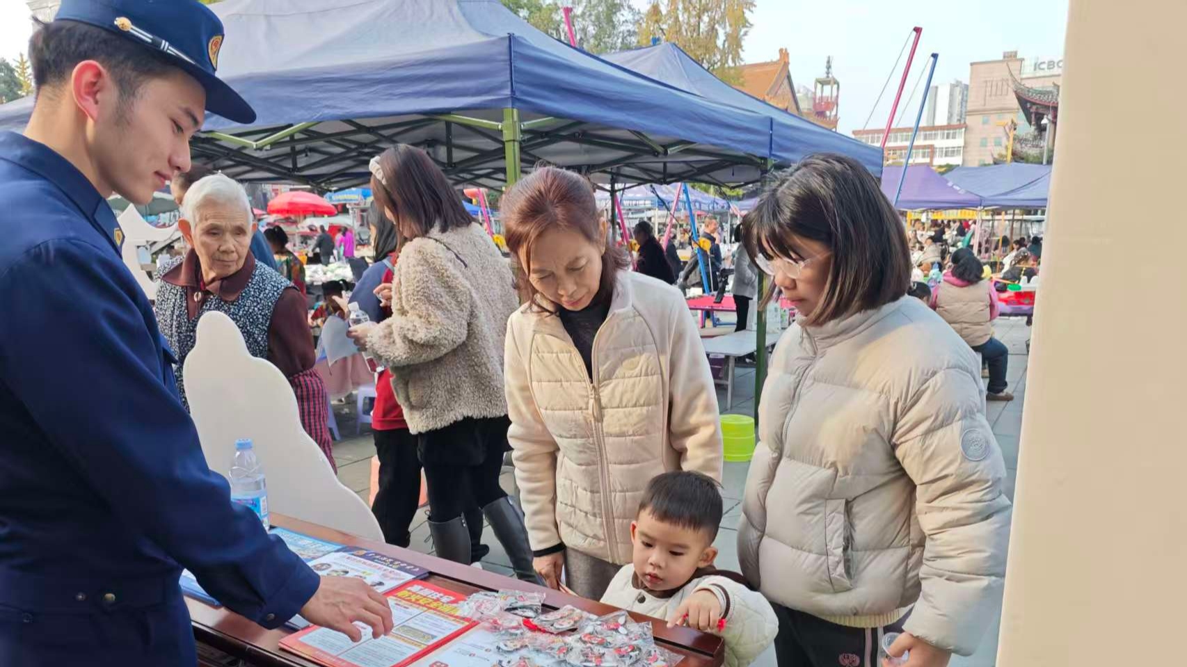 温江消防开展多样宣传活动提升全民消防安全素质