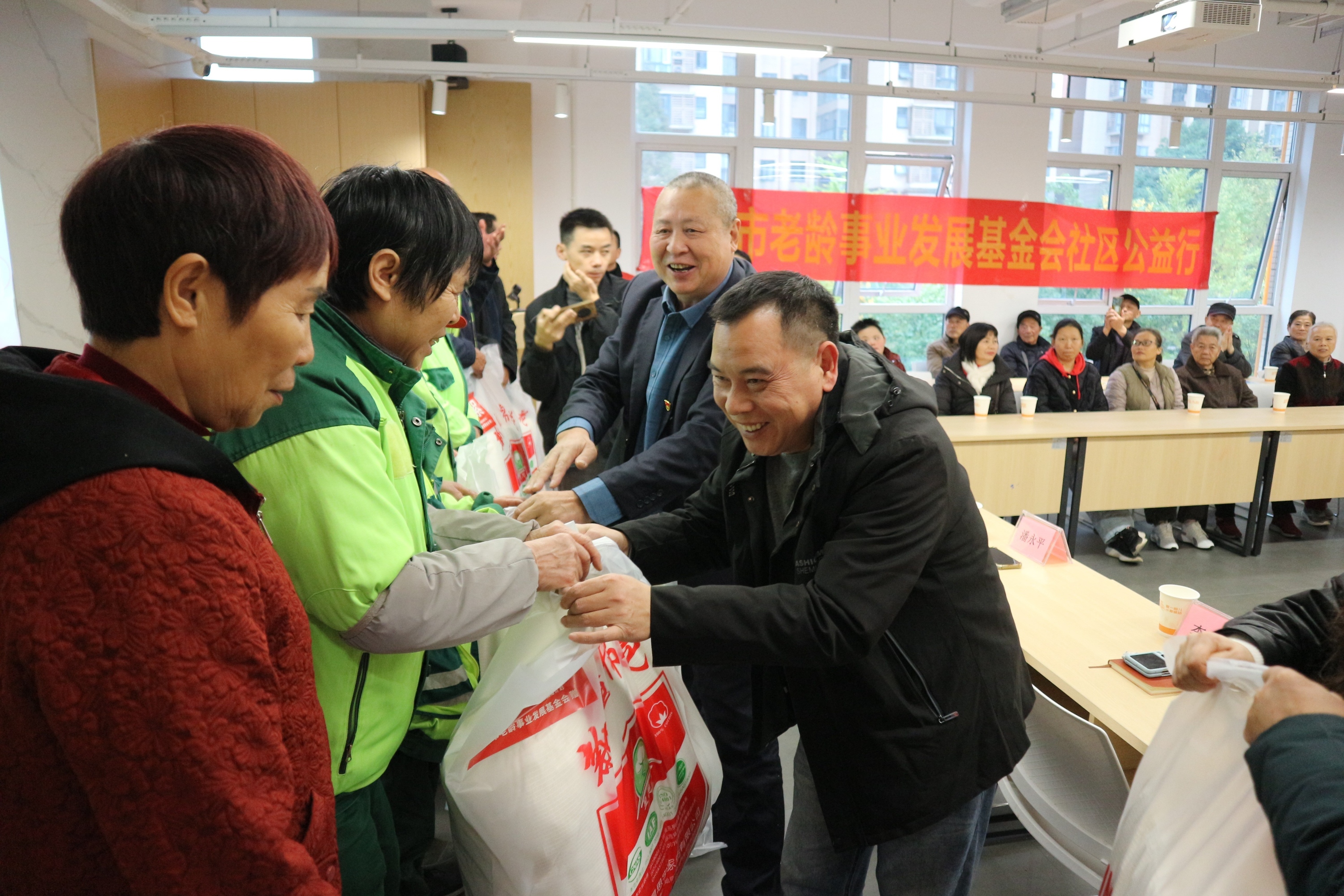 暖身又暖心！社区老人收到了“冬日礼物”