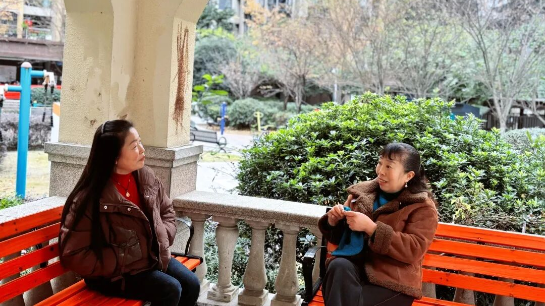 温江亲邻茶铺“聊”出新风景：椅子大家装，花草一起种