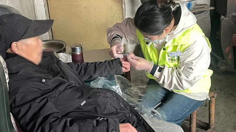 专业照护上门守护失能长者！长期护理保险这样申请→