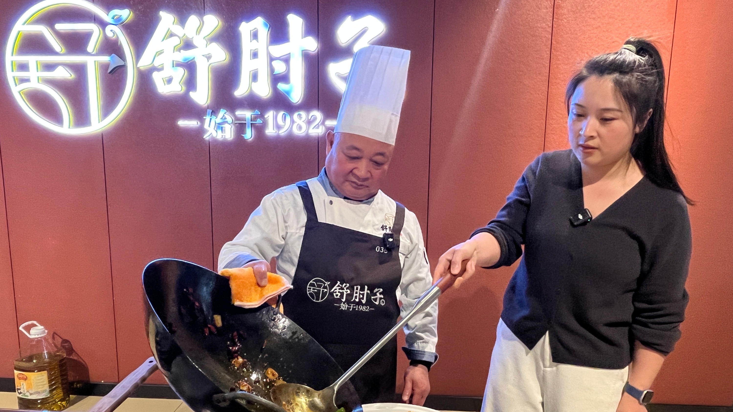 美食博主走进温江非遗老店，学习传统制作技艺
