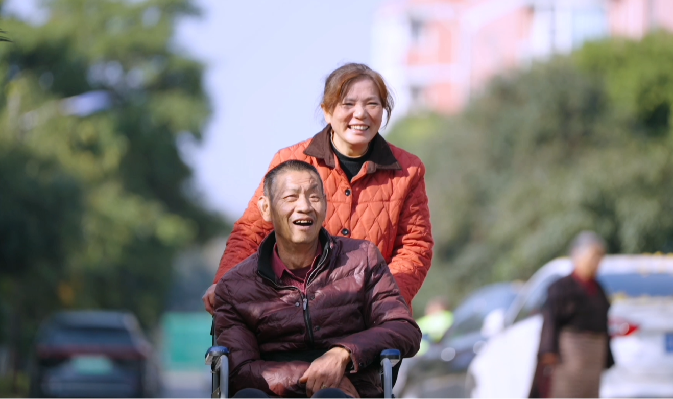 丈夫车祸致残，智力如幼童。她不离不弃，用柔肩为困顿家庭撑起一片天。“我不得走”是李燕用行动许下的承诺。#第八届成都市道德模范