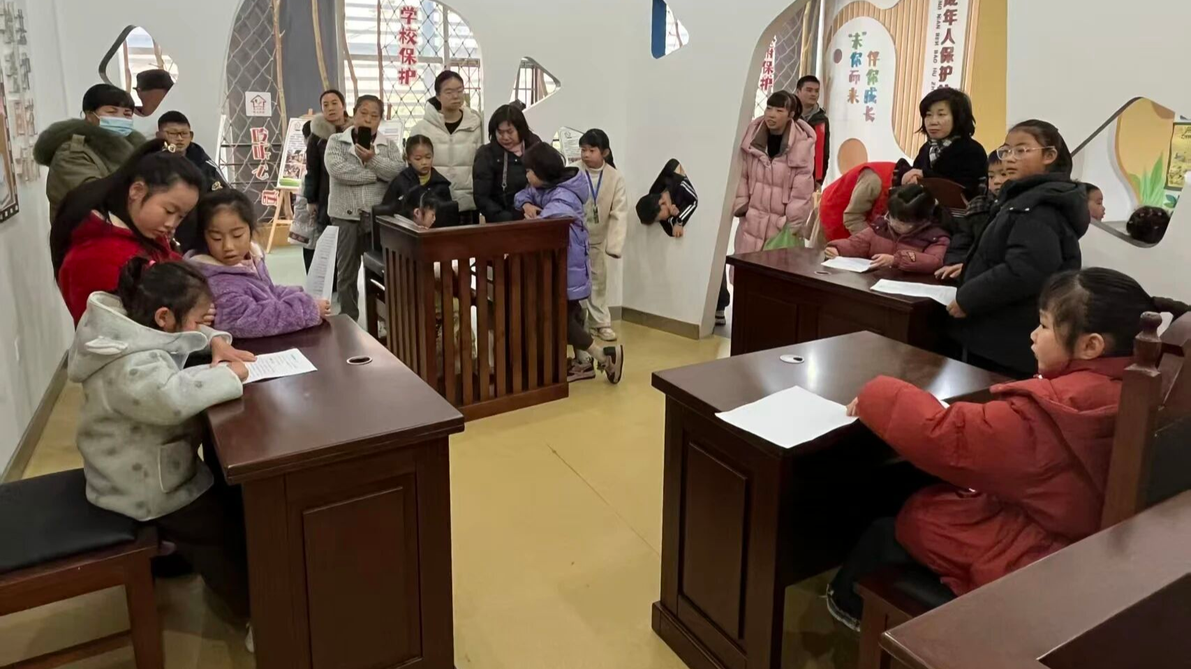 以角色扮演普及植物保护法，金马街道开展青少年模拟法庭活动