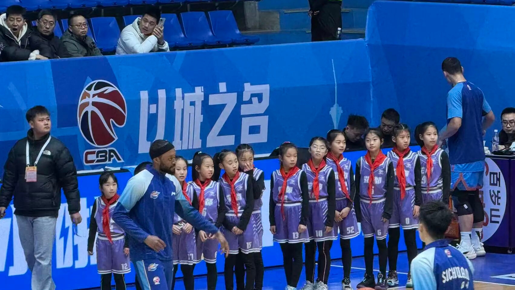 花都小学校篮球小将亮相CBA赛场