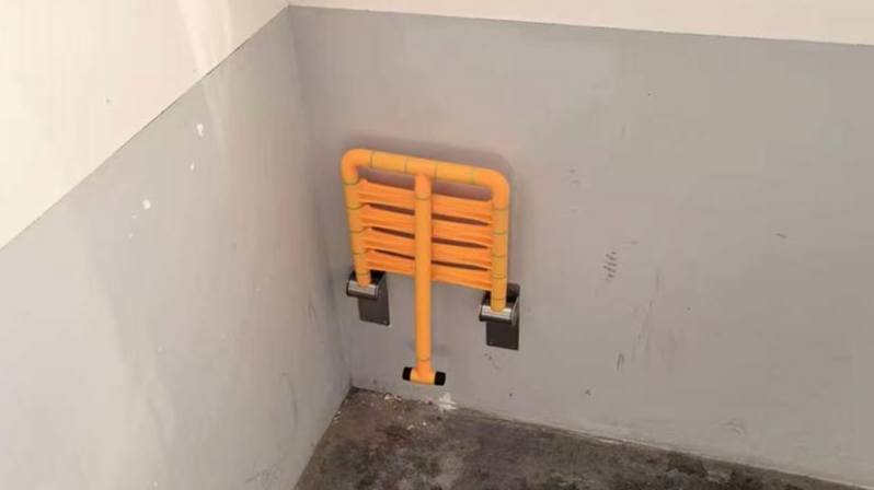 转角遇到“爱”！楼道“爱心座椅”巧解老人爬楼难