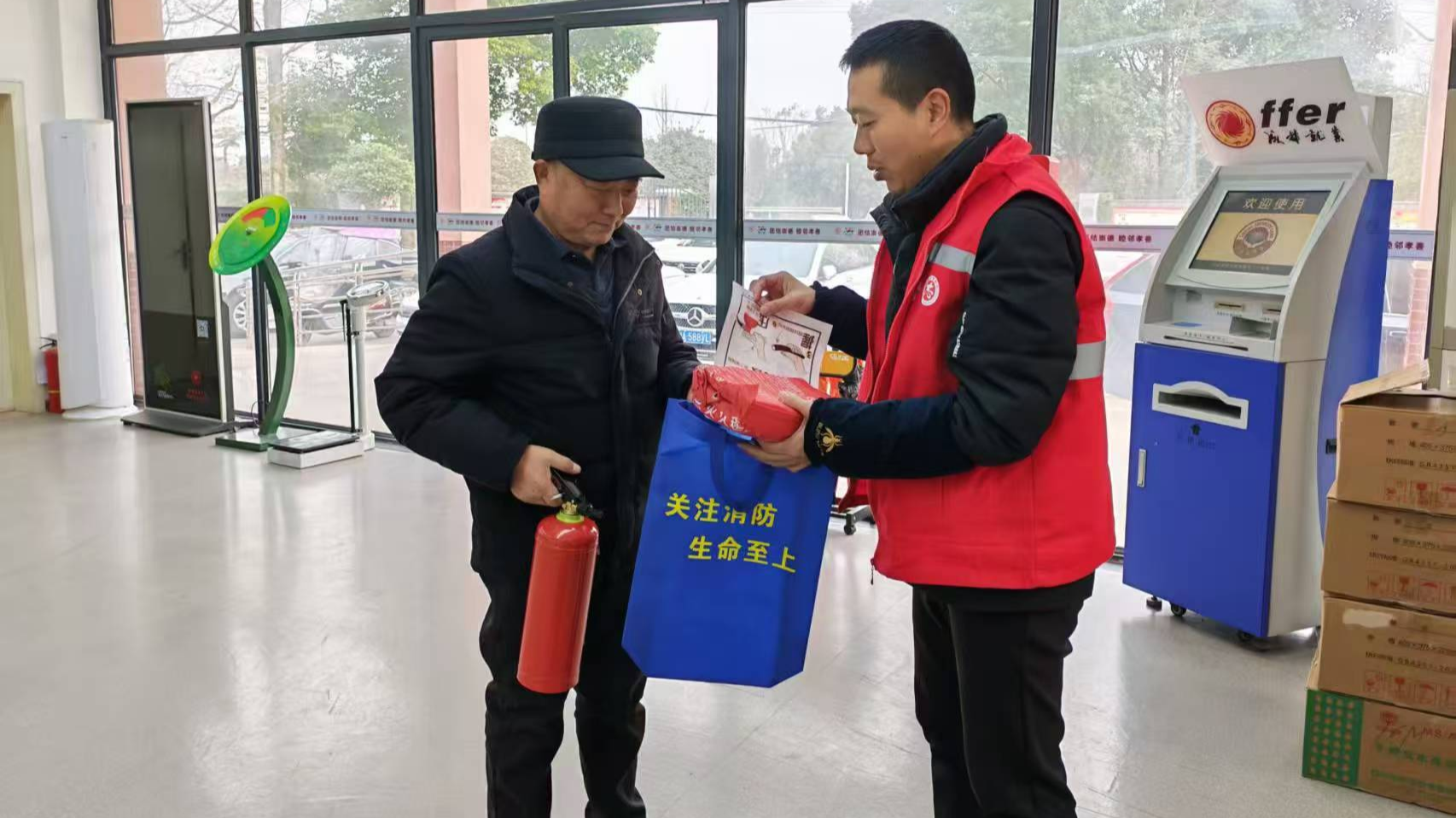 温江区万余套消防器材免费送上门 筑牢特殊群体家庭“防火墙”