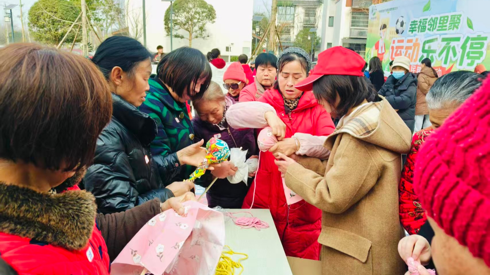 全龄参与共建共享，万春镇幸福村举办趣味运动会