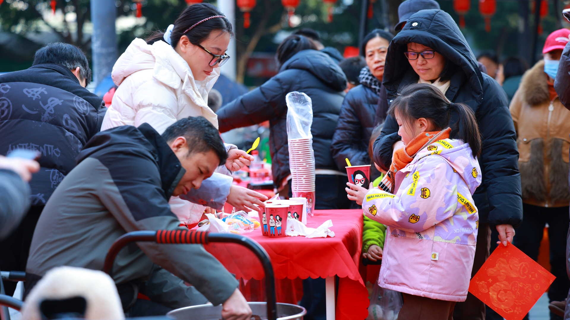 涌泉街道清泉社区开展烟火市集与系列游园活动