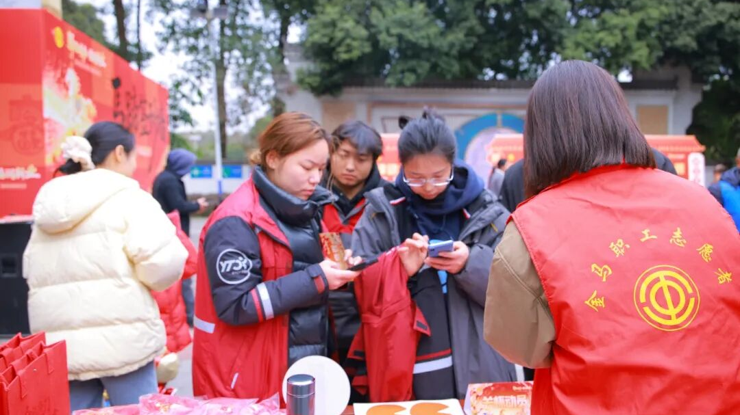 金马街道为户外劳动者送上“暖心守护包”