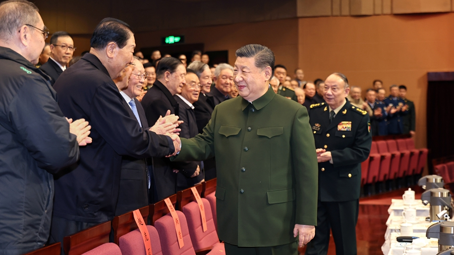 中央军委举行慰问驻京部队老干部迎新春文艺演出 习近平向全军老同志祝贺新春