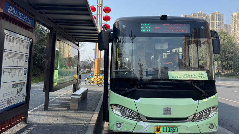 新春走基层·坚守里的年味｜公交司机护航团圆年