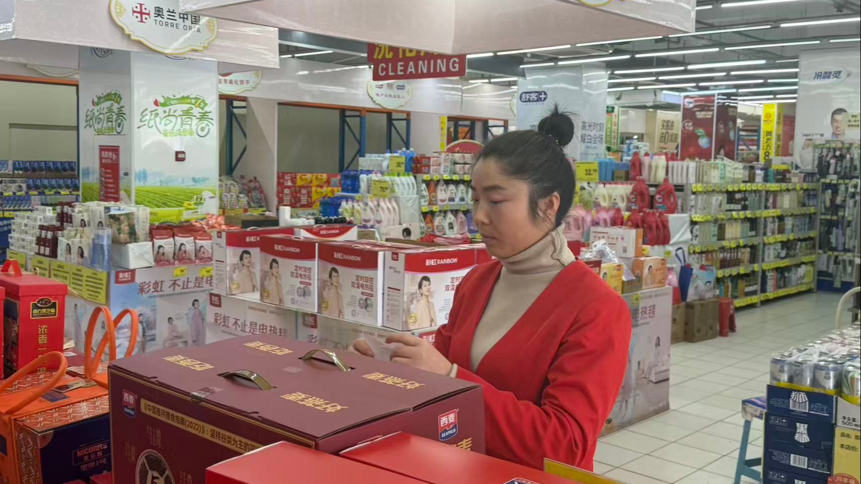 新春走基层·坚守里的年味｜零售一线的安心保障