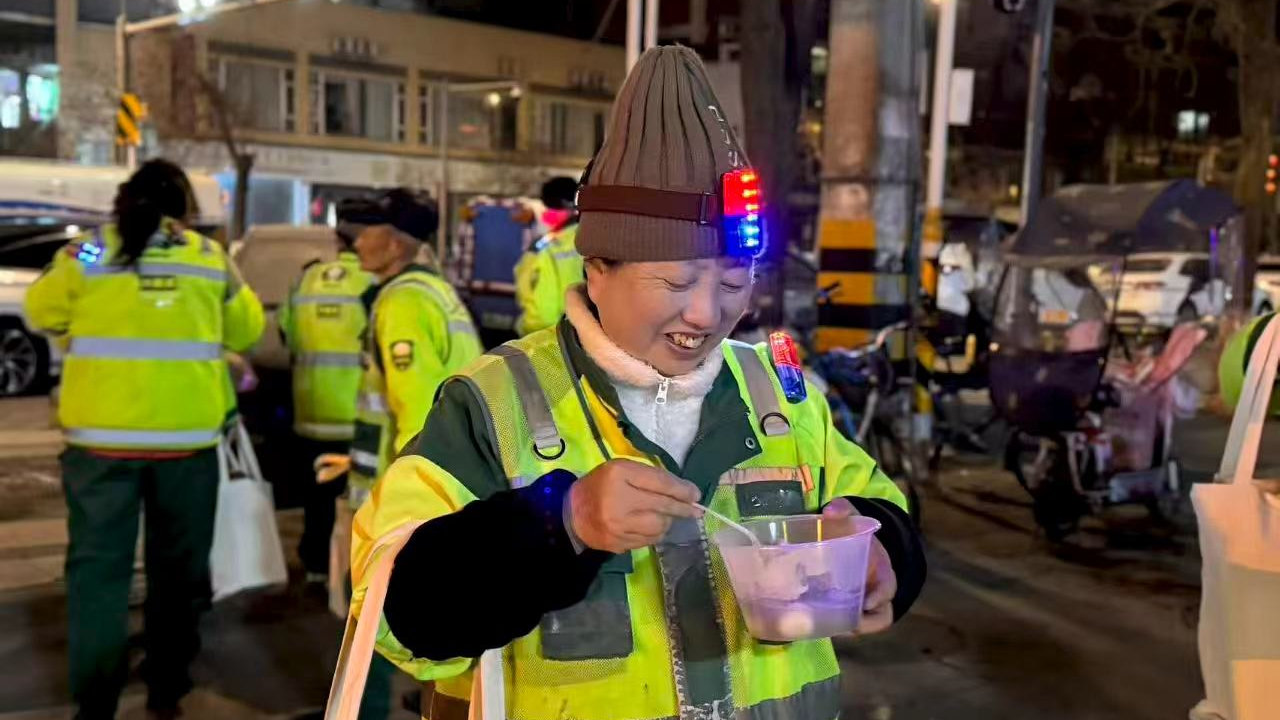 汤圆送环卫 暖胃又暖心