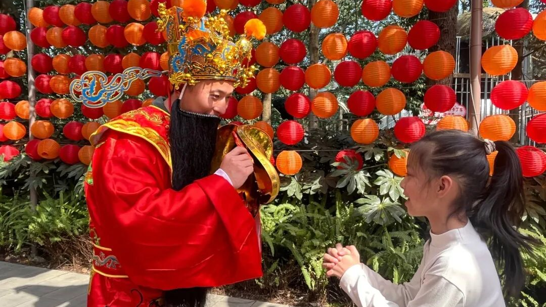 守一盏灯火，暖一城年味！平凡坚守里的年味别样暖