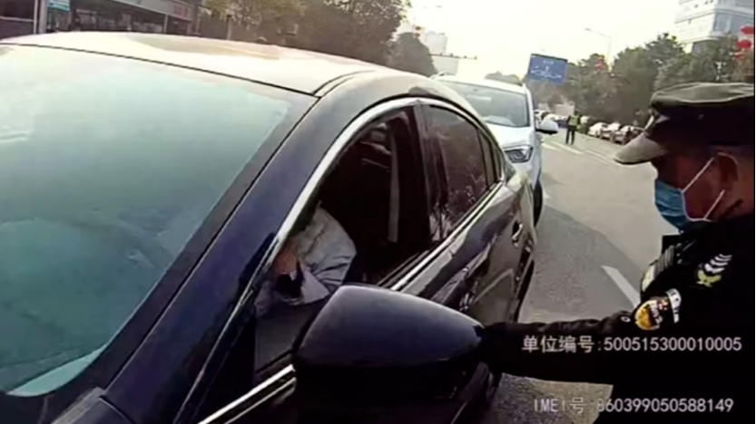 温江街头的这一幕，暖了