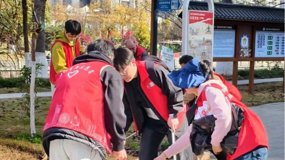 “净优亮美”扮靓美好家园，江浦路社区开展学雷锋志愿服务活动