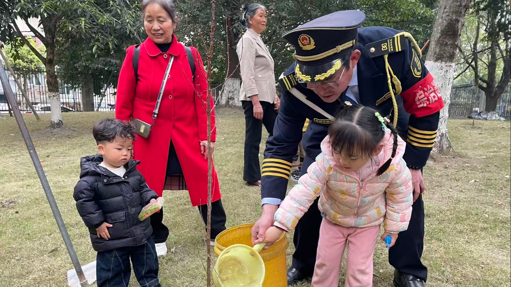 江浦路社区携手多方力量开展植绿护绿活动