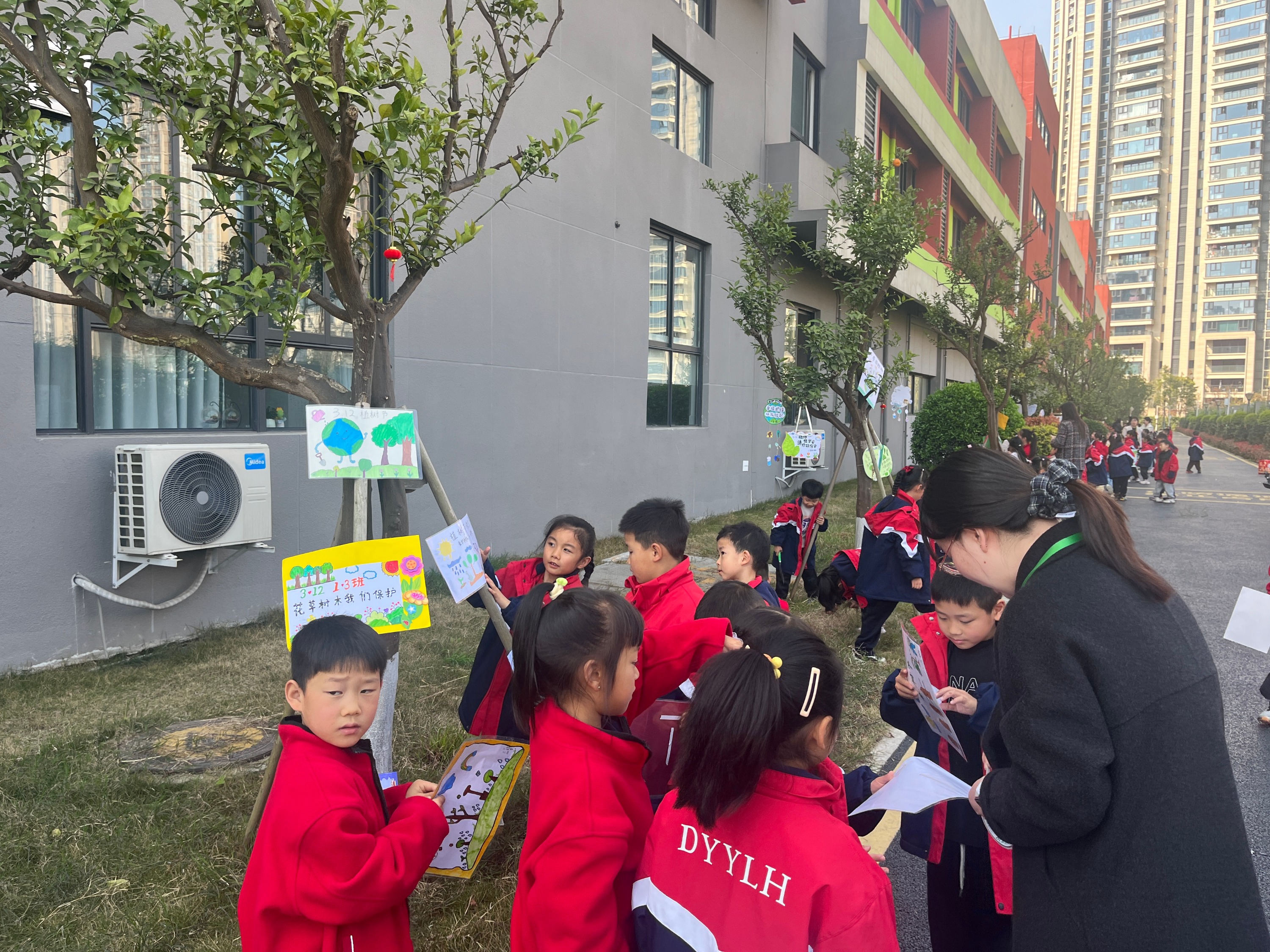 温江区东一杨柳河分校开展植树节主题活动