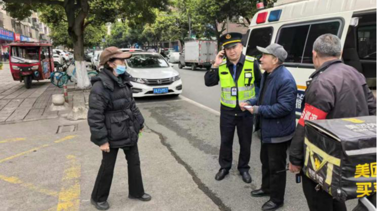 老人街头走散 温江执法队员暖心护送助回家