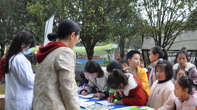 和盛镇綦临社区开展“綦心识药”亲子中草药种植文明实践活动