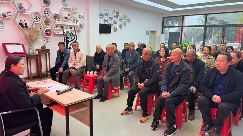 带着全国两会“热气”回村，陶勋花和大伙儿摆起了“龙门阵”