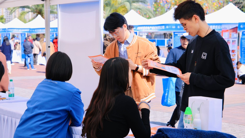 光华公园这场招聘会，130人现场达成就业意向