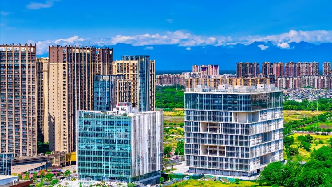 成都国际班列首次“开进”园区！“温江造”出海搭上“直通车”