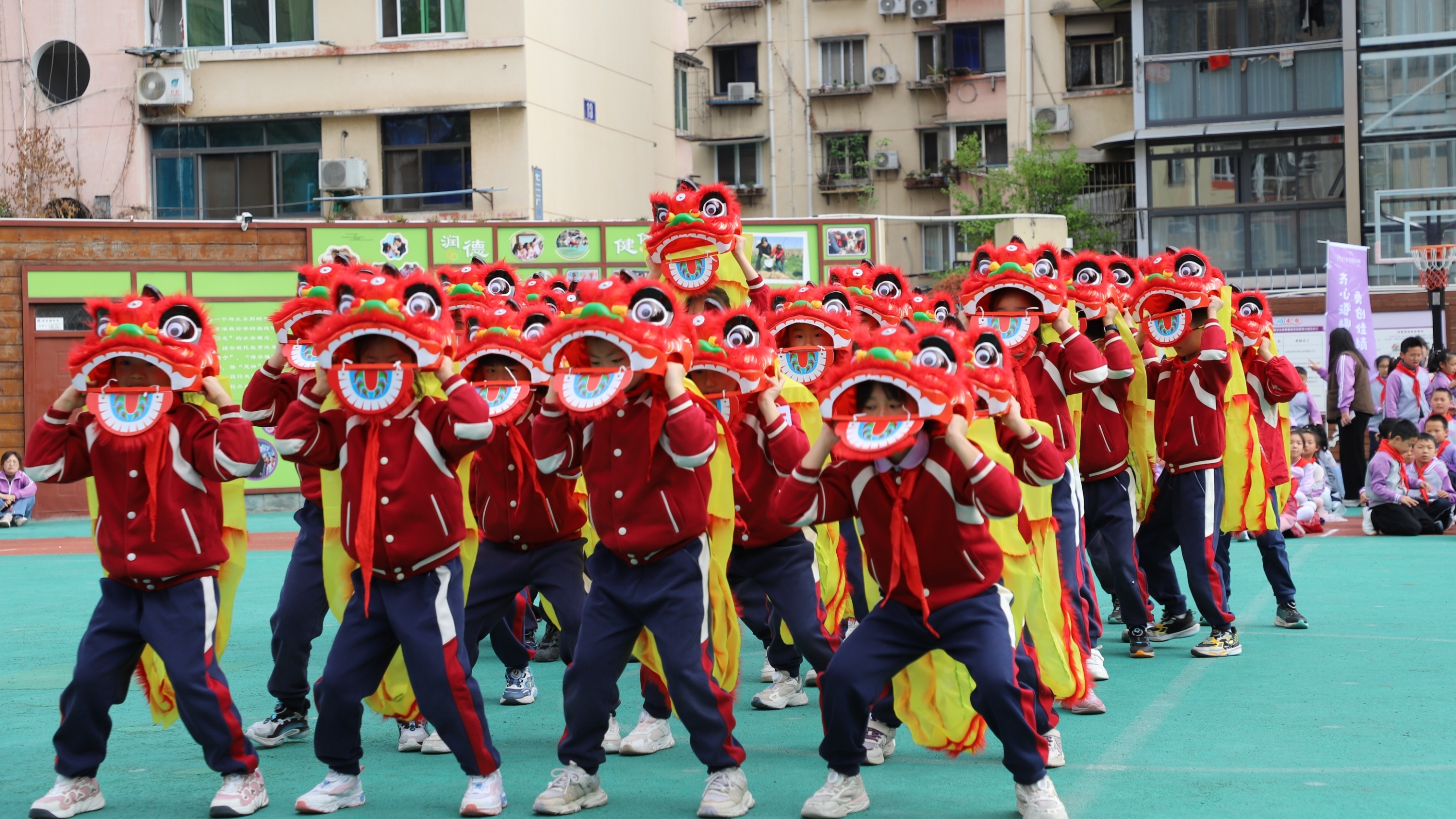 温江区东二长安路分校举行草坪趣味运动会